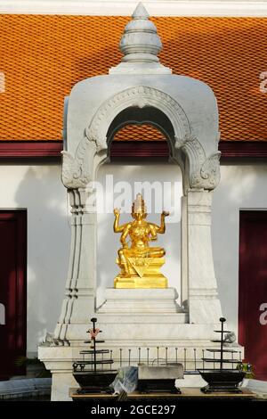 Der Schrein im Freien von Phra Phrom, viergesichtiger Buddha, der sich vor dem Devasathan-Tempel oder dem Königlichen Brahmanen-Büro des thailändischen Königlichen Hofes, Bangkok, TH, befindet Stockfoto