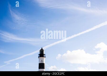 Salvador, Bahia, Brasilien - 08. August 2021: Strahlend blauer Himmel über dem berühmten Farol da Barra. Viele von Touristen aus der ganzen Welt besucht. Ein echtes Po Stockfoto