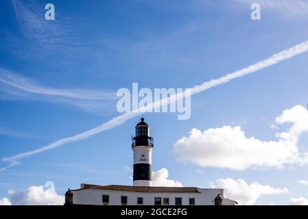 Salvador, Bahia, Brasilien - 08. August 2021: Strahlend blauer Himmel über dem berühmten Farol da Barra. Viele von Touristen aus der ganzen Welt besucht. Ein echtes Po Stockfoto