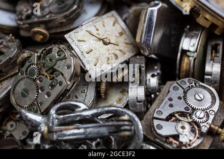 Makro-Nahaufnahme von antiken gebrochenen Vintage-Uhren, Armbanduhren oder Armbanduhrwerken und Teilen zur Reparatur. Zeitkonzept-Fotografie. Stockfoto