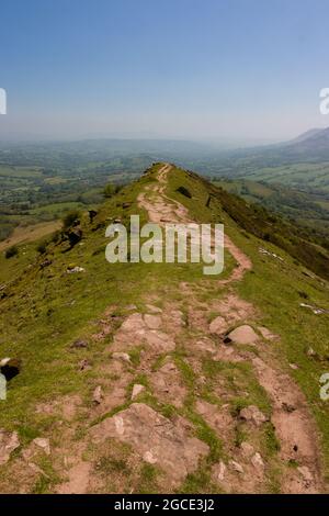 Ein enger Grat in grünem, hügeligem, ländlichem Gelände. CAT's Back, Herefordshire, England. Stockfoto