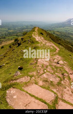 Ein enger Grat in grünem, hügeligem, ländlichem Gelände. CAT's Back, Herefordshire, England. Stockfoto