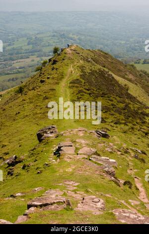 Ein enger Grat in grünem, hügeligem, ländlichem Gelände. CAT's Back, Herefordshire, England. Stockfoto