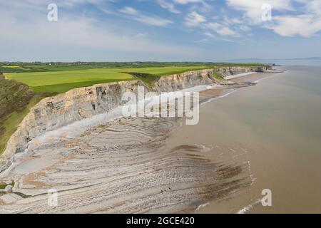 Luftaufnahme von Meeresklippen, Felsformationen und einem Sandstrand (Southerndown, Wales, UK) Stockfoto