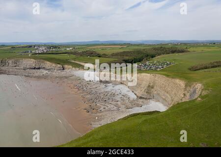 Luftaufnahme von Meeresklippen, Felsformationen und einem Sandstrand (Southerndown, Wales, UK) Stockfoto