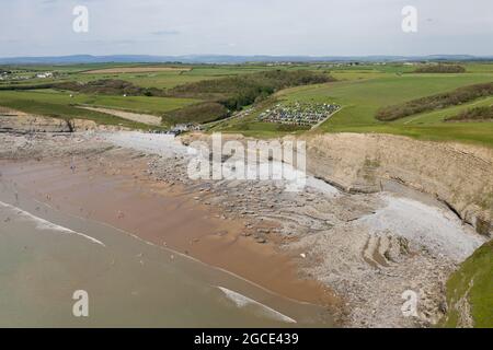 Luftaufnahme von Meeresklippen, Felsformationen und einem Sandstrand (Southerndown, Wales, UK) Stockfoto