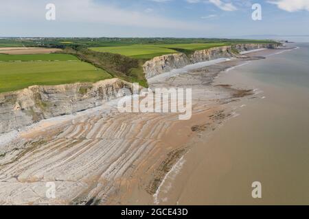 Luftaufnahme von Meeresklippen, Felsformationen und einem Sandstrand (Southerndown, Wales, UK) Stockfoto