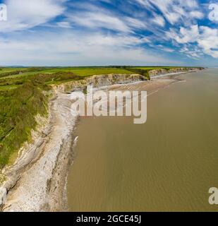 Luftaufnahme von Meeresklippen, Felsformationen und einem Sandstrand (Southerndown, Wales, UK) Stockfoto