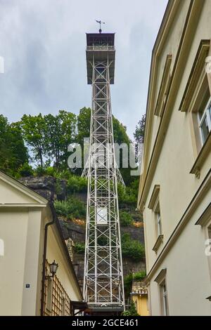 Bad Schandau, 16. Juli 2021: Historischer Aufzug, der Touristen vom Elbtal zu den Höhenwanderwegen in der Sächsischen Schweiz bringt Stockfoto