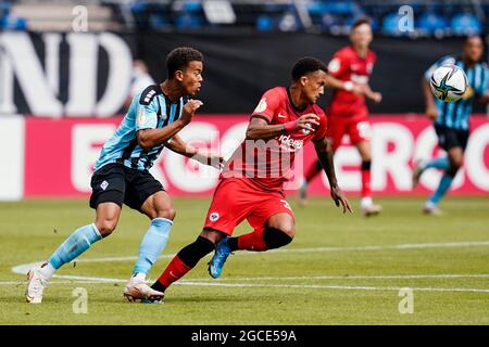 08. August 2021, Baden-Württemberg, Mannheim: Fußball: DFB-Pokal, SV Waldhof Mannheim - Eintracht Frankfurt, 1. Runde, Carl-Benz-Stadion. Mannheims Marcel kostspielig (l) und Frankfurts Lucas Silva Melo kämpfen um den Ball. (WICHTIGER HINWEIS: Gemäß den Bestimmungen der DFL Deutsche Fußball Liga und des DFB Deutscher Fußball-Bund ist es untersagt, im Stadion und/oder vom Spiel aufgenommene Fotos in Form von Sequenzbildern und/oder videoähnlichen Fotoserien zu verwenden oder zu verwenden). Foto: Uwe Anspach/dpa - WICHTIGER HINWEIS: Gemäß den Vorschriften der DFL Deutsche Fußball Stockfoto