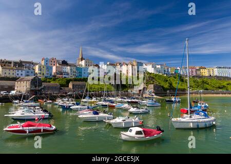 TENBY, WALES - JULI 16 2021: Bunte Boote und Gebäude rund um den Hafen der walisischen Küstenstadt Tenby in Pembrokeshire Stockfoto