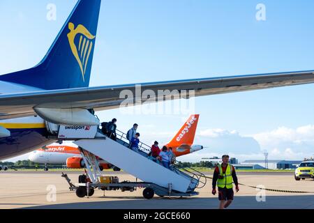 Passagiere steigen von Ryanair aus, während sich Easyjet auf den Start am Bristol Airport, England, Großbritannien, vorbereitet Stockfoto