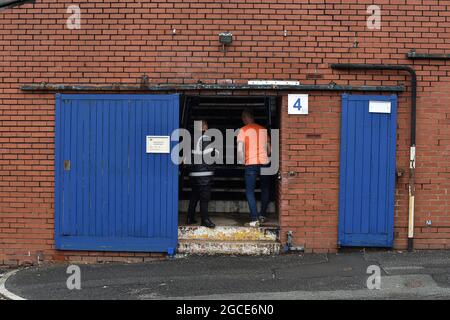 Oldham, Großbritannien. August 2021. OLDHAM, GROSSBRITANNIEN. 7. AUGUST Allgemeine Ansichten vor dem Spiel der Sky Bet League 2 zwischen Oldham Athletic und Newport County im Boundary Park, Oldham am Samstag, 7. August 2021. (Kredit: Eddie Garvey | MI Nachrichten) Kredit: MI Nachrichten & Sport /Alamy Live Nachrichten Stockfoto