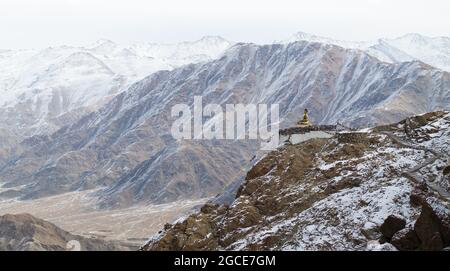 Maitreya Buddha Statue mit Blick auf den Himalaya in Hemis, Ladakh Stockfoto