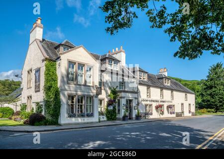 Loch Lomond Arms Hotel im Dorf Luss am Ufer des Loch Lomond. Stockfoto