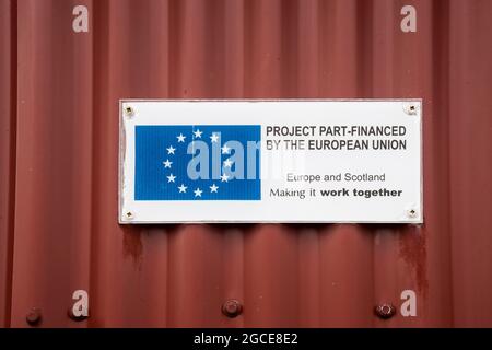 Danksagung Schild lesen Projekt teilfinanziert von der EU, Europa & Schottland Making IT Work Together on Sellafirth Business Park, Yell. Stockfoto