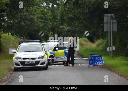 Polizeiaktivitäten auf der Charley Road, Leicestershire, nachdem die Leiche einer Frau auf einer Landstraße gefunden wurde. Leicestershire Police sagte, dass die Entdeckung in der Nähe von Woodhouse Eaves in den frühen Morgenstunden des Sonntags gemacht wurde, nachdem ein Bericht über eine vermisste Frau von außerhalb des Einsatzgebiets empfangen wurde. Ein 29-jähriger Mann wurde wegen Mordverdachts verhaftet. Bilddatum: Sonntag, 8. August 2021. Stockfoto