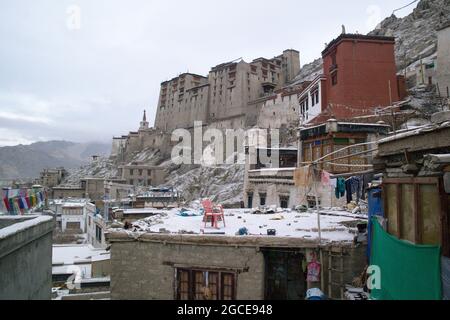 Maitreya Buddha Statue mit Blick auf den Himalaya in Hemis, Ladakh Stockfoto