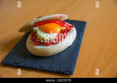 Picadillo mit Spiegelei und rotem Pfeffer im Brot. Logroño, Spanien. Stockfoto