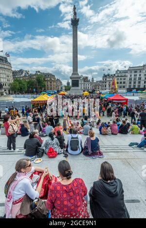 London, Großbritannien. 8. August 2021. Hare Krishna-Anhänger nehmen am Rathayatra-Festival oder dem Chariots-Festival Teil. In diesem Jahr wurde nur ein geschmückter Wagen (normalerweise drei) vom Hyde Park zum Trafalgar Square gerollt. Einmal auf dem Platz, genießen eifrige Anhänger kostenloses vegetarisches Essen und Erfrischungen während des Festivals. Kredit: Stephen Chung / Alamy Live Nachrichten Stockfoto