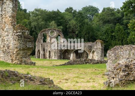 Waverley Abbey, Surrey, Großbritannien, die Ruinen des ersten Zisterzienserklosters, das im Sommer in England erbaut wurde Stockfoto