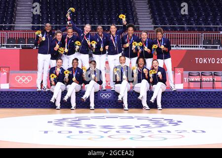 Die Goldmedaillengewinnerin des Teams Frankreich (FRA) feiert am 8. August 2021 bei der Verleihung der Handball-Medaille der Frauen bei den Olympischen Spielen 2020 in Tokio im Yoyogi-Nationalstadion in Tokio, Japan, mit ihren Medaillen auf dem Podium. (Foto von AFLO SPORT) Stockfoto