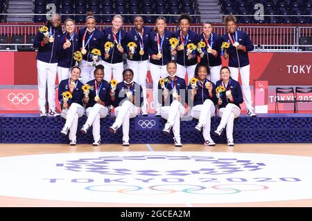 Die Goldmedaillengewinnerin des Teams Frankreich (FRA) feiert am 8. August 2021 bei der Verleihung der Handball-Medaille der Frauen bei den Olympischen Spielen 2020 in Tokio im Yoyogi-Nationalstadion in Tokio, Japan, mit ihren Medaillen auf dem Podium. (Foto von AFLO SPORT) Stockfoto