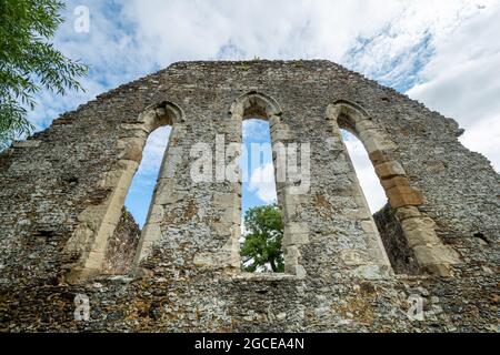 Waverley Abbey, Surrey, Großbritannien, die Ruinen des ersten Zisterzienserklosters, das im Sommer in England erbaut wurde Stockfoto