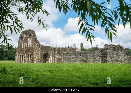 Waverley Abbey, Surrey, Großbritannien, die Ruinen des ersten Zisterzienserklosters, das im Sommer in England erbaut wurde Stockfoto