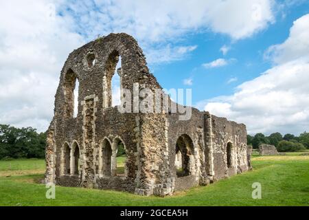 Waverley Abbey, Surrey, Großbritannien, die Ruinen des ersten Zisterzienserklosters, das im Sommer in England erbaut wurde Stockfoto