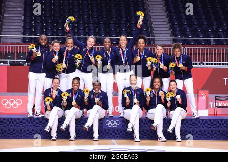 Die Goldmedaillengewinnerin des Teams Frankreich (FRA) feiert am 8. August 2021 bei der Verleihung der Handball-Medaille der Frauen bei den Olympischen Spielen 2020 in Tokio im Yoyogi-Nationalstadion in Tokio, Japan, mit ihren Medaillen auf dem Podium. (Foto von AFLO SPORT) Stockfoto