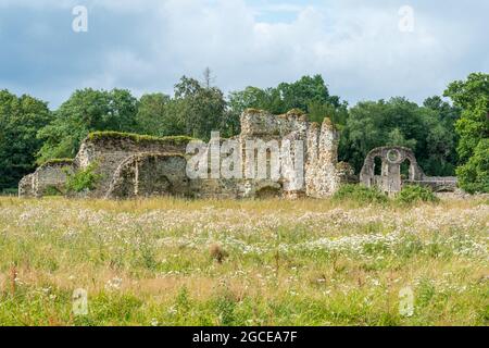 Waverley Abbey, Surrey, Großbritannien, die Ruinen des ersten Zisterzienserklosters, das im Sommer in England erbaut wurde Stockfoto