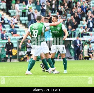 Easter Road Stadium.Edinburgh. Schottland.Großbritannien 8. August 21. Hibernian gegen Ross County schottisches Premiership-Spiel der Hibernian Kyle Magennis feiert sein Tor gegen Ross County Credit: eric mcowat/Alamy Live News Stockfoto