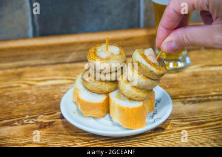 Essen Champiñones a la plancha, gegrillte Pilze auf Brot. Laurel Street, Logroño, Spanien. Stockfoto