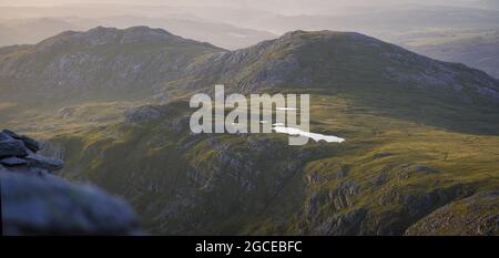 Östliches Glyderau-Gebirge bei Sonnenaufgang, Snowdonia, breites Panorama Stockfoto