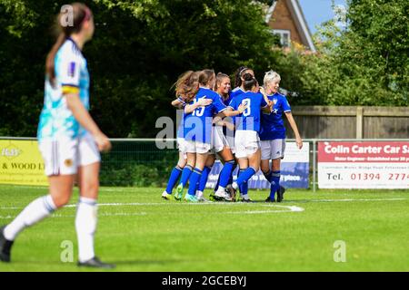 Felixstowe, Großbritannien. August 2021. Ipswich-Spieler feiern den Ausgleich während des Freundschaftsspiels zwischen Ipswich Town und Wolverhampton Wanderers im Goldstar Ground-Felixstowe-England Credit: SPP Sport Press Photo. /Alamy Live News Stockfoto