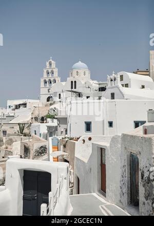 Pyrgos, Santorini, Griechenland. Berühmte Attraktion des weißen Dorfes mit gepflasterten Straßen, griechischen Kykladen Inseln, Ägäis Stockfoto