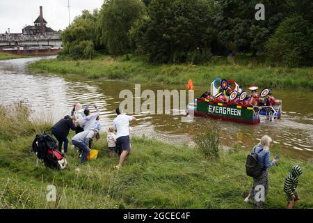 Die Menschen Werfen Eier Und Mehl Bomben Auf Die Flosse Die An Der Jahrlichen Ouseday Floss Rennen Auf Den Fluss Ouse In Lewes Sussex Uk Stockfotografie Alamy