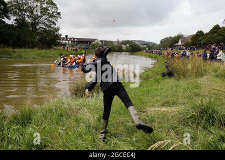 Die Menschen Werfen Eier Und Mehl Bomben Auf Die Flosse Die An Der Jahrlichen Ouseday Floss Rennen Auf Den Fluss Ouse In Lewes Sussex Uk Stockfotografie Alamy