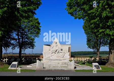 Denkmal für den Standartträger Karel Bezdicek auf dem Tschechoslowakischen Friedhof des Ersten Weltkriegs und Denkmal in Neuville-Saint-Vaast (Pas-de-Calais), Frankreich Stockfoto