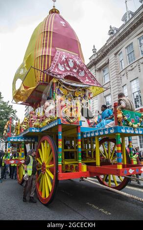 London Sonntag, 08. August 2021 der Herr des Universums, Jagannath, sein Bruder Balarama und seine Schwester, Subhadra, werden aus dem Tempel auf die Straßen gebracht, um jeden mit ihren liebevollen großäugigen Blicken zu segnen. Dieses Festival geht auf Jahrtausende zurück und hat seinen Ursprung in Puri, Indien, wo es noch immer stattfindet und jährlich von Millionen von Anhängern besucht wird. Der lächelnde Lord Jagannath und seine Geschwister reiten auf riesigen, wunderschön verzierten Holzwagen, die von den Händen ihrer Anhänger in einer großen Prozession in den Straßen von London vom Hyde Park gezogen werden und am Trafalgar Square enden, wo ich dort bin Stockfoto