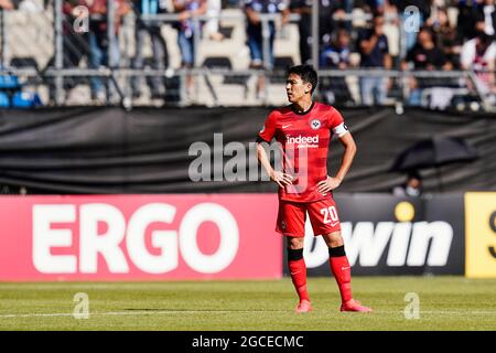 08. August 2021, Baden-Württemberg, Mannheim: Fußball: DFB-Pokal, SV Waldhof Mannheim - Eintracht Frankfurt, 1. Runde, Carl-Benz-Stadion. Der Frankfurter Makoto Hasebe steht nach dem Tor von 2:0 auf dem Spielfeld. (WICHTIGER HINWEIS: Gemäß den Bestimmungen der DFL Deutsche Fußball Liga und des DFB Deutscher Fußball-Bund ist es untersagt, im Stadion und/oder vom Spiel aufgenommene Fotos in Form von Sequenzbildern und/oder videoähnlichen Fotoserien zu verwenden oder zu verwenden). Foto: Uwe Anspach/dpa - WICHTIGER HINWEIS: Gemäß den Vorschriften der DFL Deutsche Fußball Liga an Stockfoto