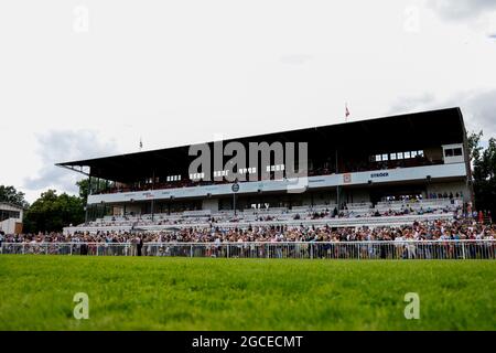 Berlin, Deutschland. August 2021. Gäste an den Ständen beim 131. Longines Grand Prix von Berlin. In Hoppegarten waren 8533 Menschen anwesend und schauten sich die Rennen an. Quelle: Gerald Matzka/dpa/Alamy Live News Stockfoto