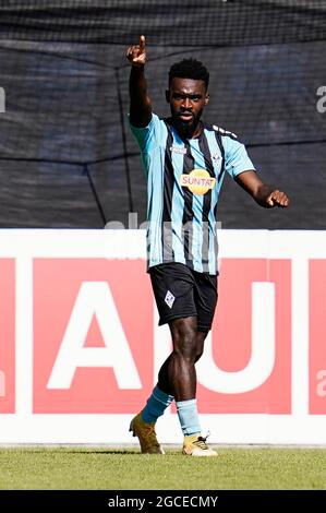 08. August 2021, Baden-Württemberg, Mannheim: Fußball: DFB-Pokal, SV Waldhof Mannheim - Eintracht Frankfurt, 1. Runde, Carl-Benz-Stadion. Mannheims Torschütze Joseph Boyamba feiert das Tor auf 2:0 (WICHTIGER HINWEIS: Gemäß den Bestimmungen der DFL Deutsche Fußball Liga und des DFB Deutscher Fußball-Bund ist es untersagt, im Stadion und/oder des Spiels aufgenommene Fotos in Form von Sequenzbildern und/oder videoähnlichen Fotoserien zu verwenden oder zu verwenden). Foto: Uwe Anspach/dpa - WICHTIGER HINWEIS: Gemäß den Vorschriften der DFL Deutsche Fußball Liga und Stockfoto