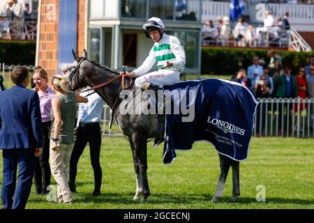 Berlin, Deutschland. August 2021. Das Siegerpferd Alpinista und der Jockey Luke Morris stehen nach dem 131. Longines Grand Prix von Berlin auf der Strecke. Quelle: Gerald Matzka/dpa/Alamy Live News Stockfoto