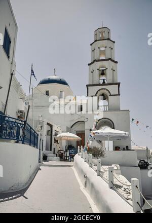 Pyrgos, Santorini, Griechenland. Berühmte Attraktion des weißen Dorfes mit gepflasterten Straßen, griechischen Kykladen Inseln, Ägäis Stockfoto