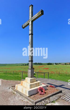 Gedenkkreuz für die Opfer des Ersten Weltkriegs, die am Lochnagar-Krater in Ovillers-la-Boisselle (Somme), Frankreich, starben Stockfoto