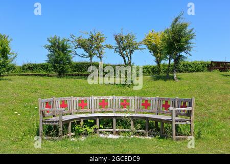 Eine Gedenkbank zu Ehren des gesamten medizinischen Personals des Ersten Weltkriegs am Lochnagar-Krater in Ovillers-la-Boisselle (Somme), Frankreich Stockfoto