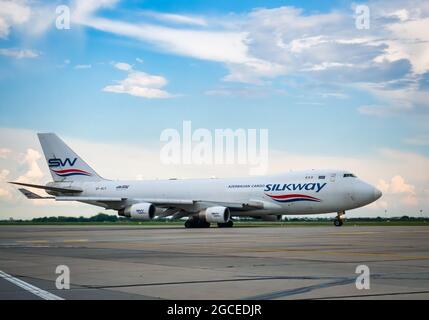 Bukarest, Rumänien - 06.20.2021: Boeing 747-4H6(F) von Silk Way West Airlines auf der Start- und Landebahn des Henry Coanda International Airport Otopeni Stockfoto