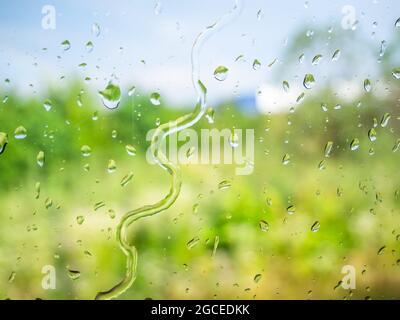 Nahaufnahme mit Regentropfen oder Wassertropfen auf dem Glasfenster. Ablassen von Wassertropfen Stockfoto